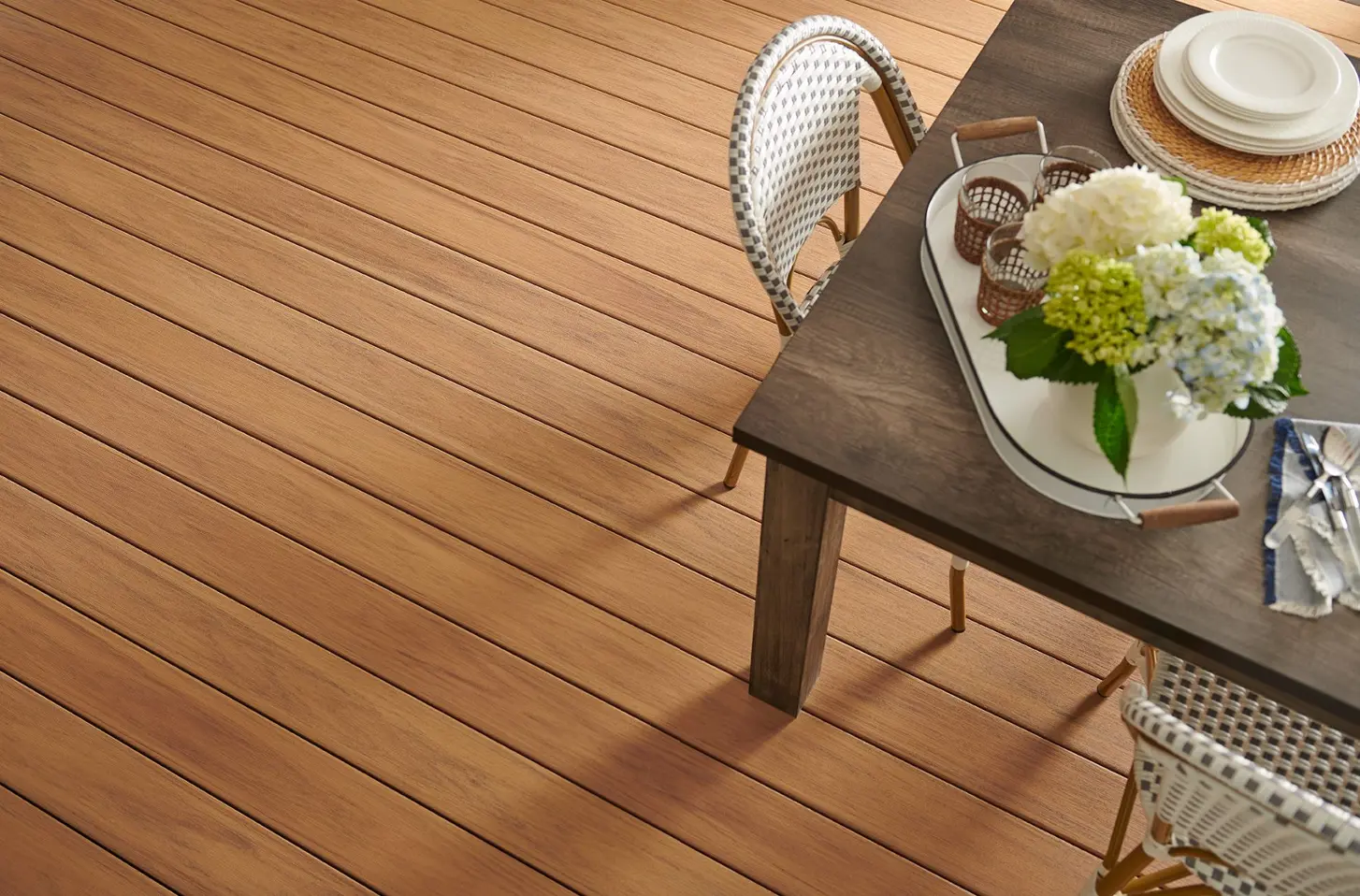 HIGH-PERFORMANCE VINYL DECKING