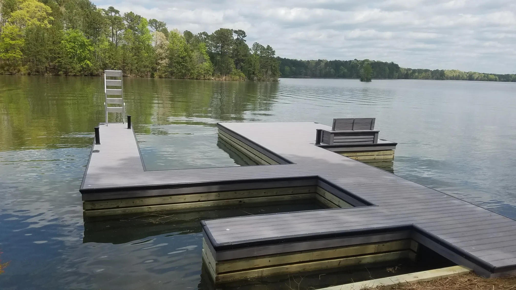 HIGH-PERFORMANCE VINYL DECKING